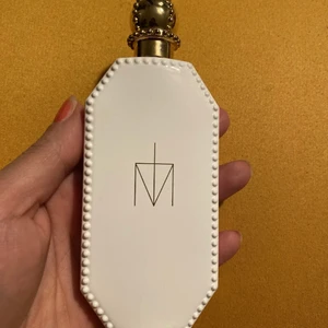 Eau de parfume från Madonna. - Eau de parfume från Madonna.  En riktig smällkaramell till parfym, inspirerad av Robert Piguets ikoniska "Fracas." Inget för den blygsamma, det här är ett riktigt krafthus till doft. Tillverkas inte längre och är svår att få tag på.  Toppnoter: Tuberos, gardenia, neroli  Hjärtnoter: Jasmin, benzoin, lilja  Basnoter: Vanilj, bärnsten, mysk   Parfymör: Stephen Nilsen  Endast använd ett fåtal gånger. Kvarvarande volym beräknas till 95%. Parfymen har förvarats torrt, svalt och mörkt. Ytterkartong medföljer.