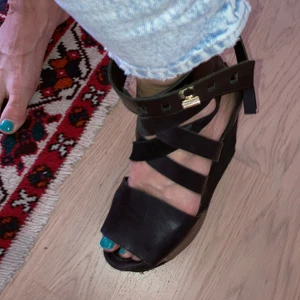 ACNE remsandalett med kilklack - Fräsch, nyklackad sandalett med dragkedja i bak. Svart cool Acne sko.