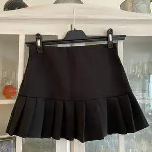 2000-tals inspirerad kjol. Storlek M men passar mer som S. Köparen står för fraktkostnad ☺️🌸