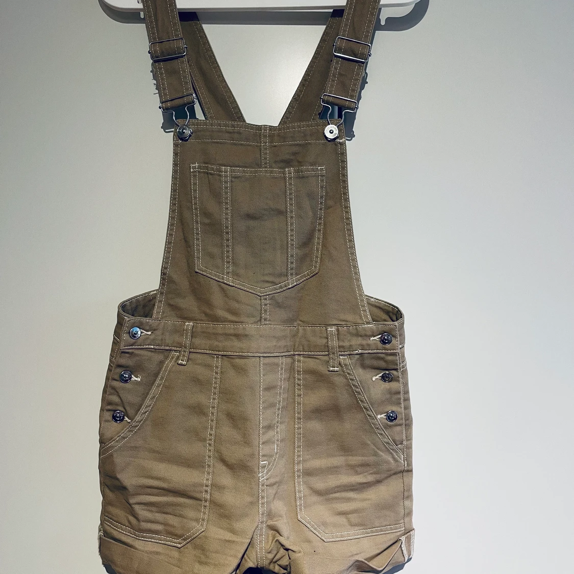 Hängsle shorts beige från H&M