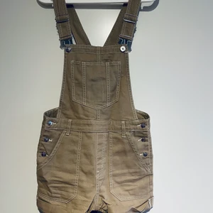 Hängsle shorts beige från H&M - Supersnygga beige hängsle shorts från H&M i stl 38. Knappt använda och i nyskick.