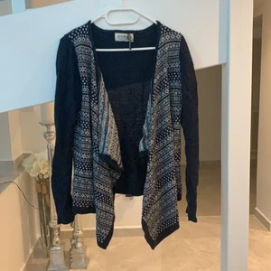 Kofta - En marinblå och vit kofta