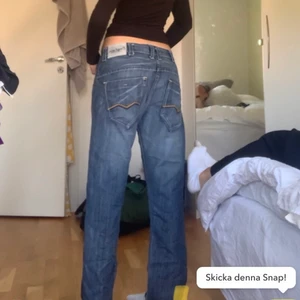 Byxor  - Säljer som här skittsnygga  byxorna som jag köpt på plick men tyvärr är lite förstora på mig. Frakt 60 kr