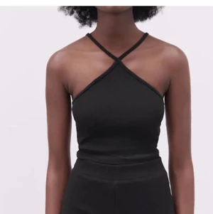 Svart korsat zara linne - Säljer detta fina trendiga linne, från zara i stolek M men sitter som en xs,s🤍 