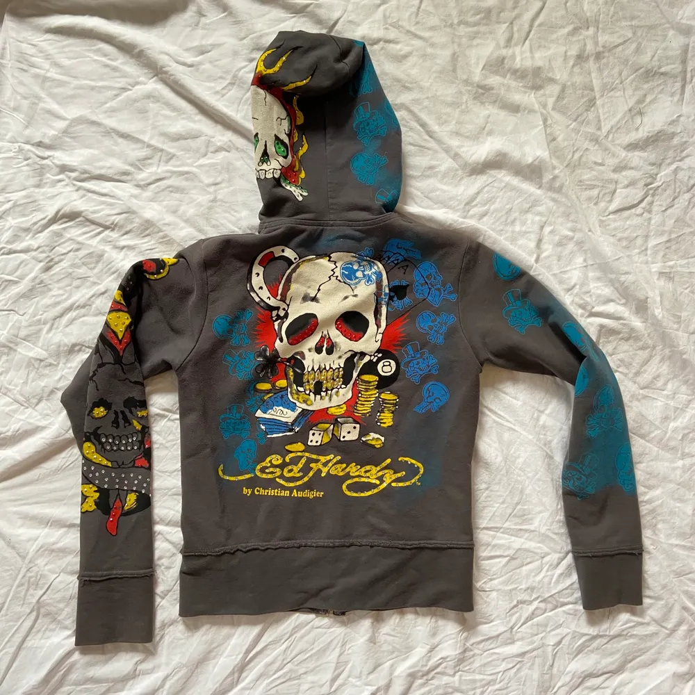 Säljer min fina fina ed hardy hoodie PÅRIKTIGT nu❤️‍🔥🤝 Vid flera intresserade startar jag budgivning så hör av er!<3. Hoodies.