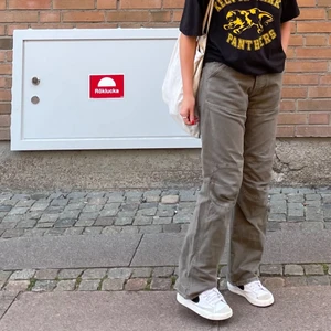 G-Star Byxor - Säljer dessa snygga beiga byxor från G-star (bild 2&3)! På första bilden har jag på mig exakt samma byxa fast i grönt - säljer alltså den beiga versionen av dem! De är i storlek W28L32, 74cm midja och 77cm innerbenslängd, jag på bilderna är 172cm lång och bär oftast storlek 38/W28/S-M❤️