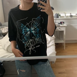Tröja - Oversized t-shirt i nyskick, storlek S passar även M och skulle nog säga även L, kostar 100 kr❤️