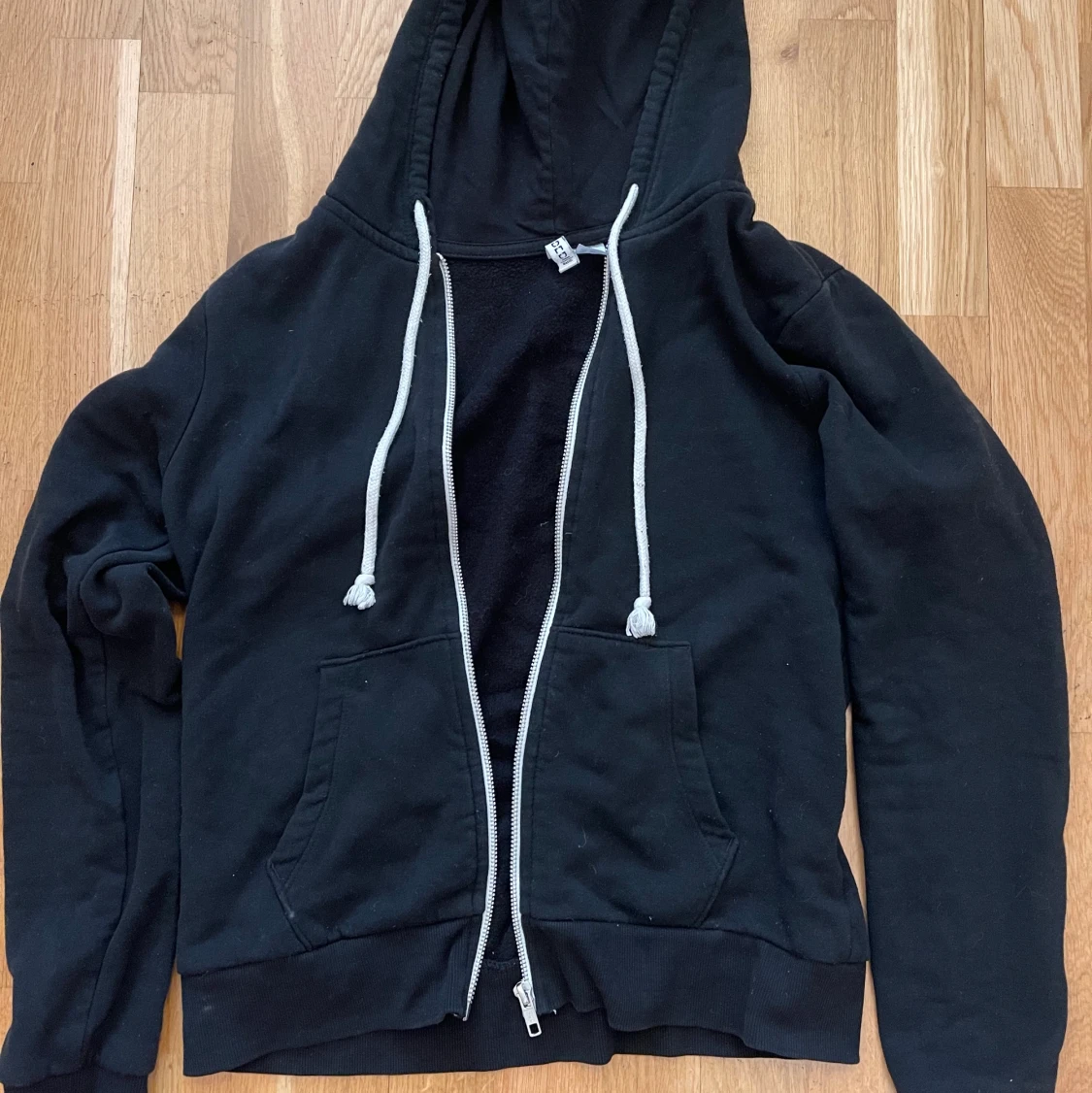 En svart basic kofta i storlek S