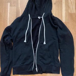 En svart basic kofta i storlek S - En svart basic kofta som knappt är använd. Köparen står för frakten🤍