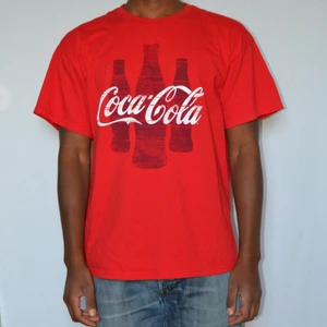 FRUIT OF THE LOOM 00’s “COCA COLA”  - FRUIT OF THE LOOM 00’s “COCA COLA”   Excellent Condition, Size XL(fits M), Model length: 178cm, 99sek                                       Measurements: Chest: 56 cm, Shoulder To Shoulder: 52 cm, Length: 70 cm                                                        Skickas inom 24h, samfrakt är möjligt.                   För fler bilder eller övriga frågor, skriv gärna!