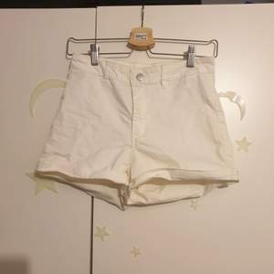 Vita shorts med hög midja från H&M Divided i storlek 38. Använda, men i gott skick. 🌼