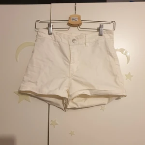 Shorts stl 38 - Vita shorts med hög midja från H&M Divided i storlek 38. Använda, men i gott skick. 🌼
