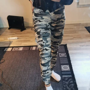 Militärbyxor - Finns fickor på benen. Resår nere vid fötterna. Använda 1 gång 