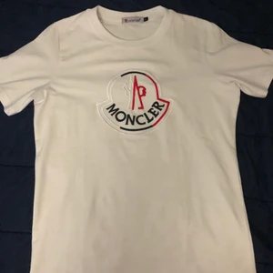 Moncler T-Shirt M/S - Oanvänd gratis frakt