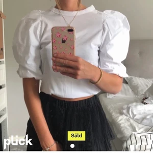 Superfin T-shirt från hm storlek xs - Köptes här på Plick men den kommer tyvärr inte till användning länge. Finns inga märken på att den använts! Köparen står för frakten❤️