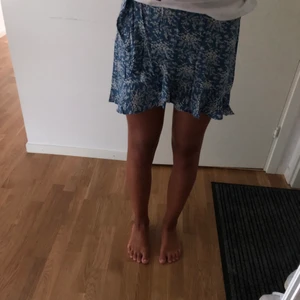 Kjol - Snygg volang kjol från mango. Storlek M💕