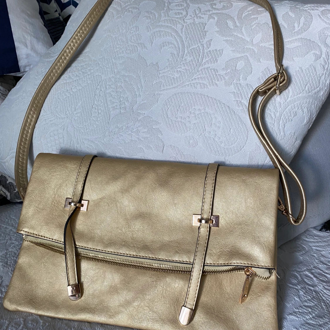 Guldiga vintage väska 