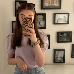 Topp med resår band vid ärmarna  - En söt lila topp köpt på Zara förra sommaren använd 1 gång så är i jättefint skick även denna, den har resår band vid ärmarna som gör att de blir lite puff🤍 Storlek 152 men passar mig som vanligtvis har xs/s