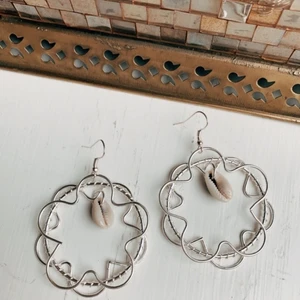 Örhängen - Örhängen med snäckor<3