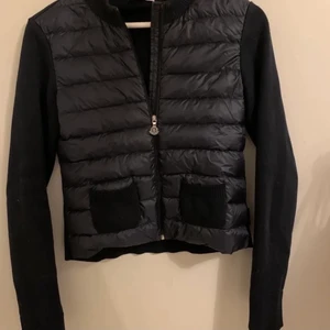 Moncler jacka - Jacka från moncler, mörkblå, äkta, barn storlek men motsvarar en Xs