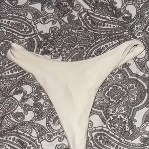 Biknitrosor - Helt nya bikinitrosor från Nelly, helt oanvända. Säljer pga att de är för mycket string för min smak! Annars skit snygga 🤩