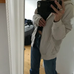Zip up-hoodie  - Beige Kofta/Zip up från ASOS, aldrig använd!! Helt nyskick och är i storlek 34. Nypris 229kr men säljer den för 150kr💕💕 köparen står för frakten!! Om fler intresserade blir det budgivning😊