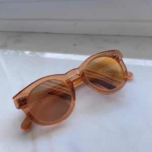 Chimi 003 peach - Helt nya och jättesnygga chimis i modellen 003, är i färgen peach med spegelglas🧡 Vad som följer med: Box, fodral och mjukt fodral