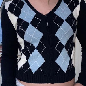 brandy melville kofta  - trendig kofta från brandy melville som är slutsåld (tror jag) ! funderar på om jag ska sälja den men lägger ut ändå 🖤💙🤍