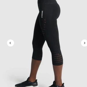 Energy seamless cropped GYMSHARK tights - Helt nya tights från GYMSHARK säljes pga dubbelköp och jag hann inte skicka tillbaks dom. Supersnygga ”håliga” detaljer på och sitter som ett smäck! Ord pris 550 kr.