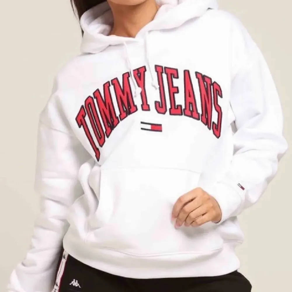 Tommy Jeans-hoodie, använd 1 gång så den är som ny! Den är i storlek XS men oversize. Nypris var 1000 kr, säljer för 500kr + frakt!. Hoodies.