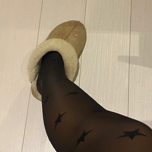 strumpbyxor stjärnor - trendiga strumpbyxor med stjärnor som är perfekt nu när hösten kommer, perfekt under en kjol!!💞💞 dom passar mig perfekt och jag är 165! priset kan såklart diskuteras