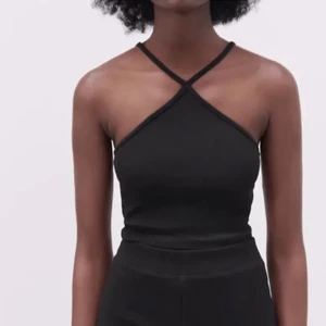 Zara linne  - Säljer denna populära Zara topp/linne i svart, helt slutsåld på hemsidan🖤