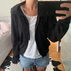 Zipup hoodie - Intressekoll på denna svarta zipup hoodie från h&m. Sparsamt använd
