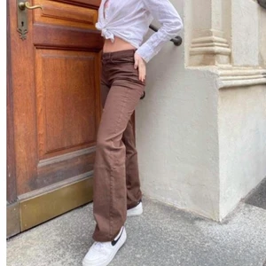 Bruna byxor - Wilma jeans-Brown från Designbysi🐻🧚 Aldrig använda, precis köpta. Säljer pga lite små i storleken runt låten, men är lagom stretchiga så passar många former och storlekar.     Storlek L extra långa, as fräna!!