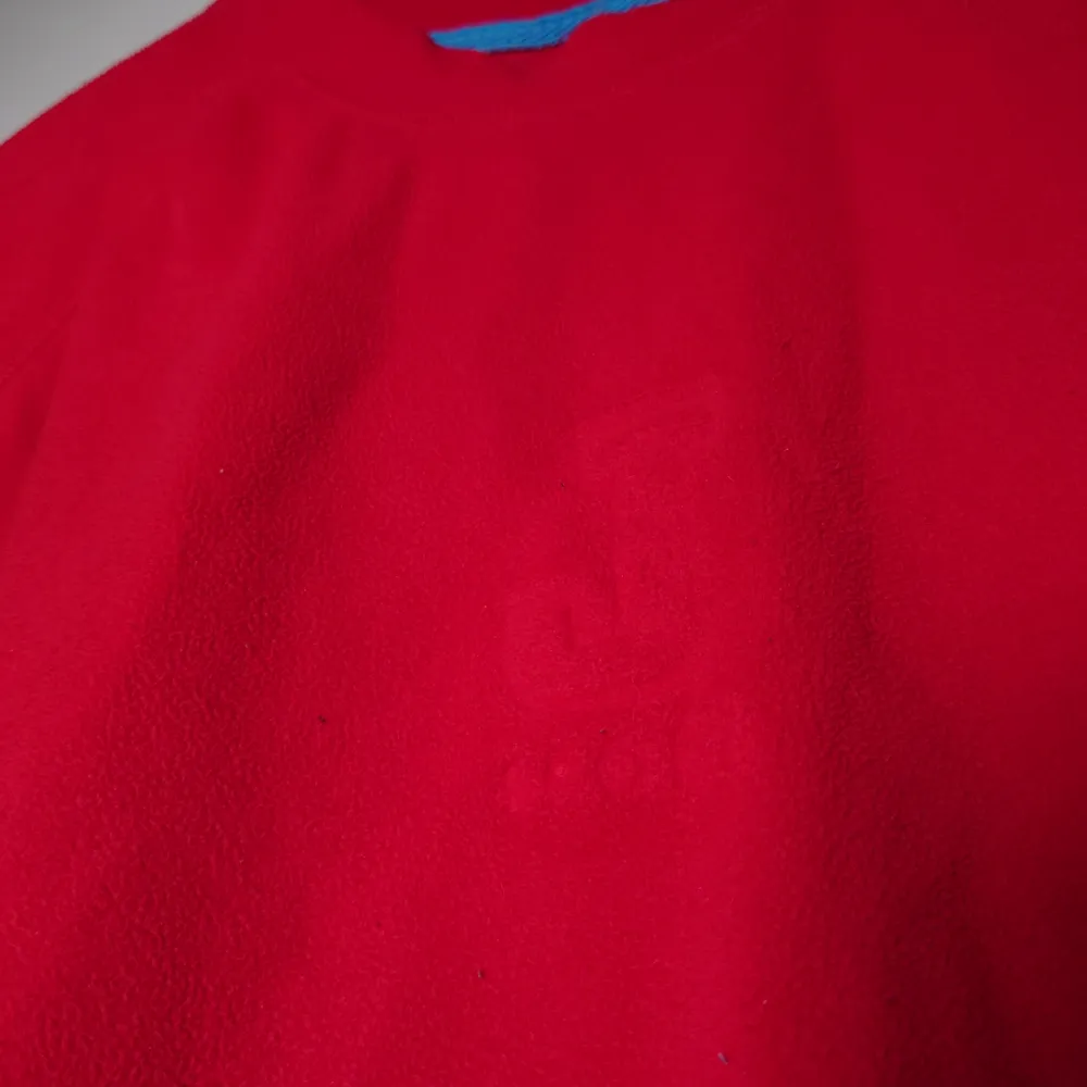 Röd fleecetröja med fickor, den har en logga mitt på bröstet som var svår att fånga på bild, skymtar på sista bilden🍒. Tröjor & Koftor.