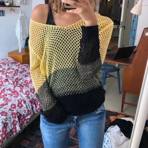 Nät-tröja  - Skitsnygg nättröja. Ett hål är något uttöjt (visar på sista bilden) men märks knappt 😋  står ingen storlek men sitter bra på mig som är S.