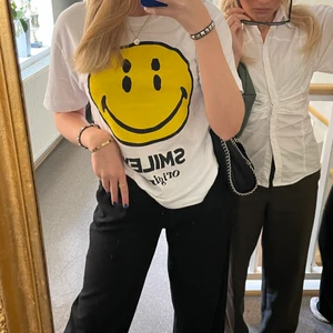 T-shirt med smiley! - T-shirt från zara med en gul smiley. Sitter som en S-M