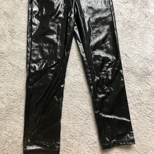 Fake läder byxor NA-KD 36 - Raka fake läder byxor från NA-KD. Strl 36. Med fake bakfickor. Använda endast 2 gånger och säljer pga att dem blivit för stora. Jättefina till hösten! 