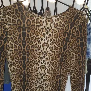 leopard bodysuit från NA-KD i strl 34, djup urringning i ryggen 