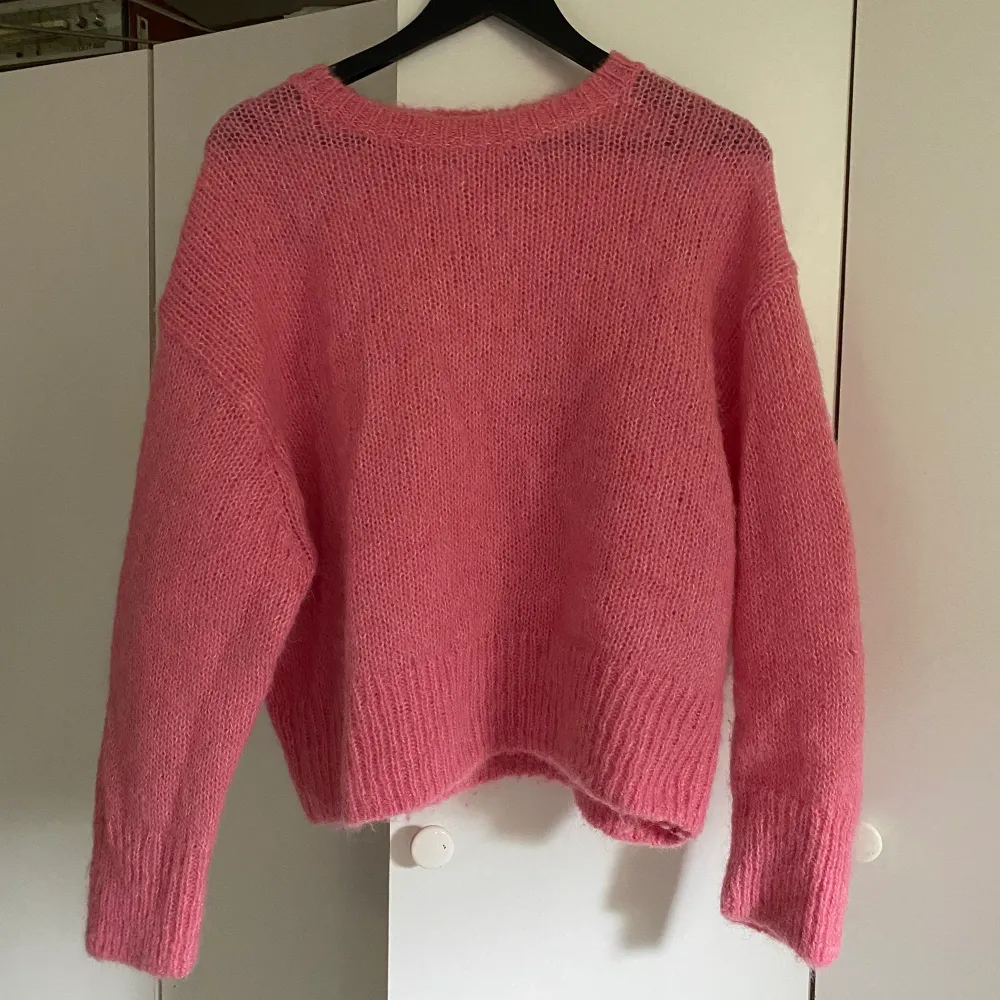 Finstickad rosa tröja i alpacka mix från HM storlek M. Kommer ej till användning och endast använd ett fåtal gånger. Sitter oversized på mig som vanligtvis är S. Tröjor & Koftor.