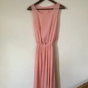 Rosa klänning. Storlek XS-S. Köparen står för frakten! 