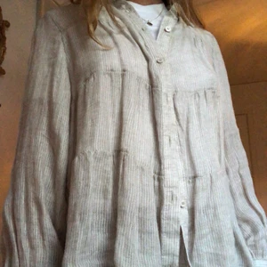 Skjorta med volang - Vit beige randig skjorta med volanger i storlek M från zara. Superskön och söt! Köparen står för frakt🪅
