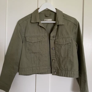 Jacka - Kort tunn militärgrön jacka från Gina Tricot i nyskick. Storlek S