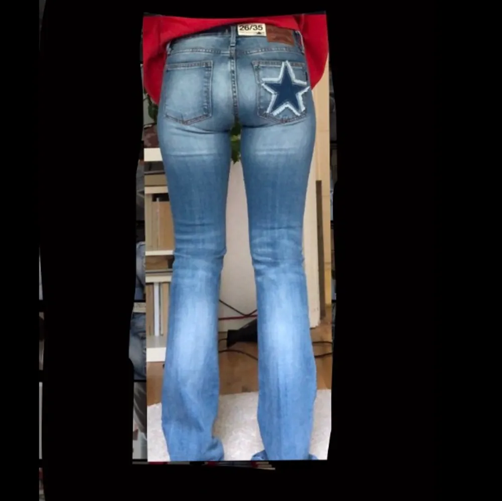 Helt nya, oanvända jeans från crocker med en egengjord tygstjärna på, one of a kind🤩Jeansen är bootcut i storlek 26/35. Något långa på mig som är 157. Skriv för fler bilder. Jeansen säljs inte längre och nypris är runt 600kr. Buda från 350kr💕 Går såklart att klippa en bit på längden då dom är en lång storlek!!!. Jeans & Byxor.