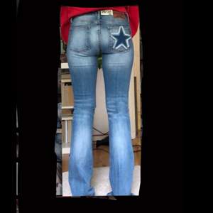 Helt nya, oanvända jeans från crocker med en egengjord tygstjärna på, one of a kind🤩Jeansen är bootcut i storlek 26/35. Något långa på mig som är 157. Skriv för fler bilder. Jeansen säljs inte längre och nypris är runt 600kr. Buda från 350kr💕 Går såklart att klippa en bit på längden då dom är en lång storlek!!!
