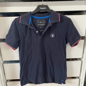 Sail racing - Pikétröja (herr) från sail racing som inte kommer till användning å nu bara tar plats i garderoben. Herrstorlek 160 vilket motsvarar ungefär en S. Nypris 700kr och använd ett fåtal gånger. Pris + 62kr frakt 🦋