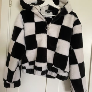 Jacka - Pälsjacka med halvkedja/hoodie modell från forever 21. Storlek L sitter spm en S/M.
