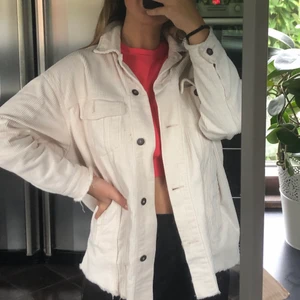 Jacka - En beige Manchester jacka från zara. Passar till allt och lätt att slänga på sig! 💘💘