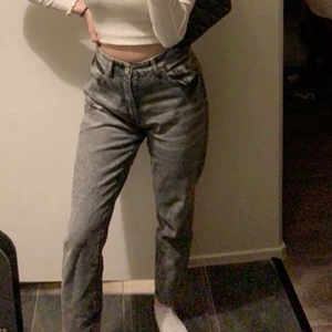 Gråa jeans - Säljer dessa superfina jeans ifrån New yorker, endast använda en gång och köpte dem i Maj 2021. säljer dem då dem ej kommer till användning. Kan mötas upp i karlshamn, köparen står för frakten