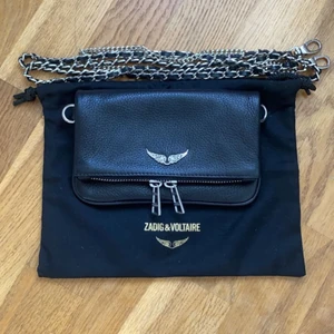 zadig voltaire väska - säljer min kompis rock nano väska från zadig voltaire. knappt använd. skriv privat om du har några frågar 💕💕
